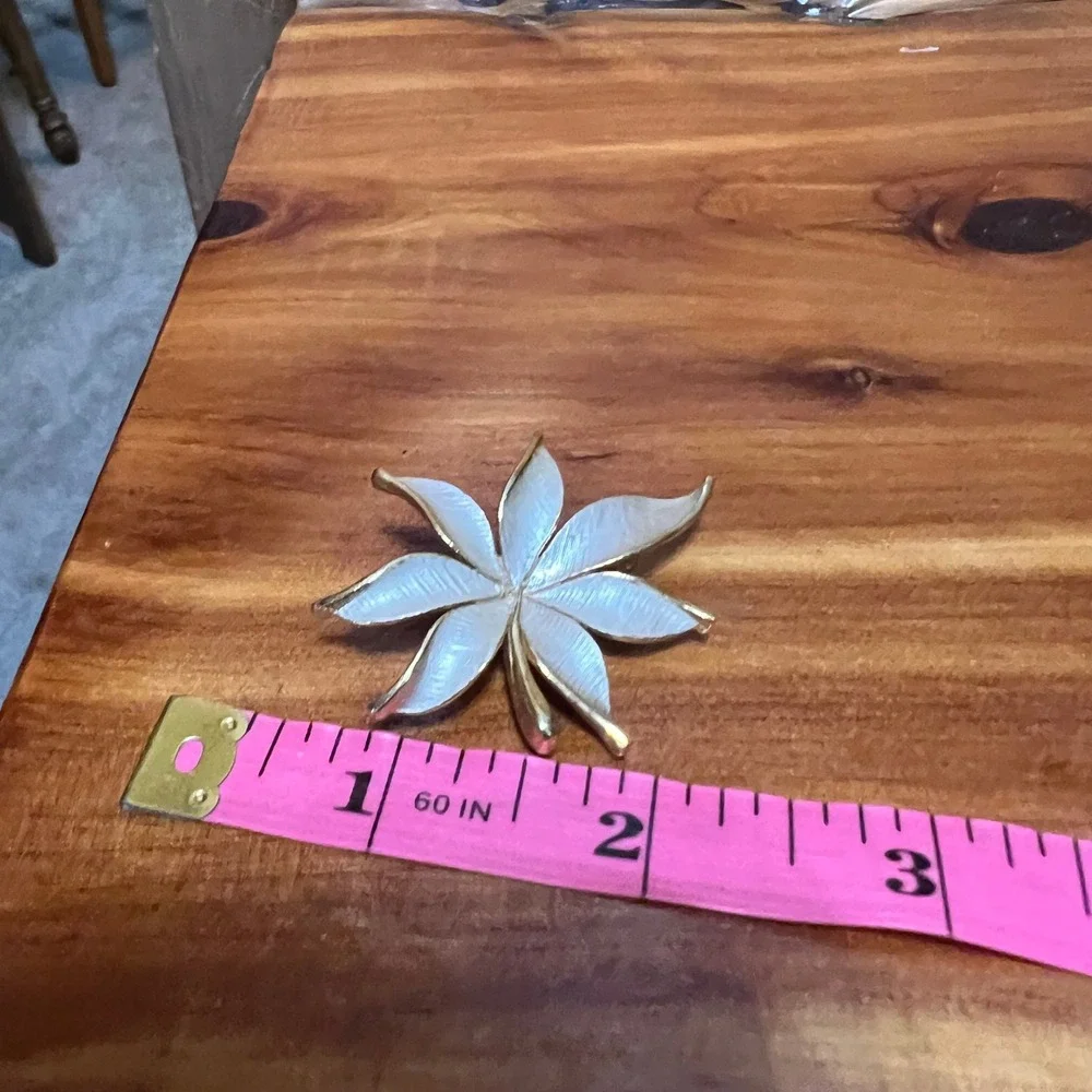 Vintage‎ JJ White Enamel Flower Brooch Gold Tone Textured Leaf Lily Pin